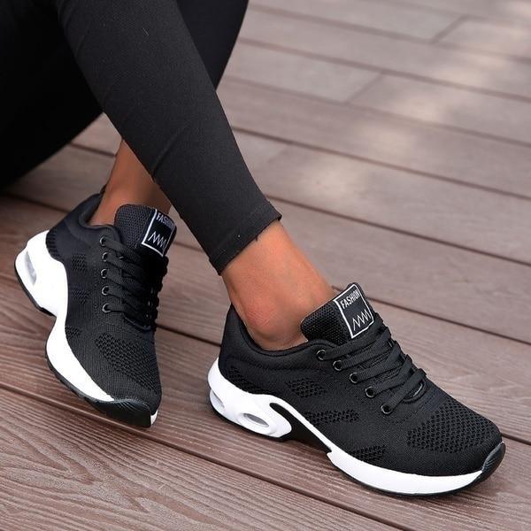 "Lette ortopediske gåsko for kvinner, pustende netting, slip-on design, grå hvite sneakers som tilbyr maksimal komfort."