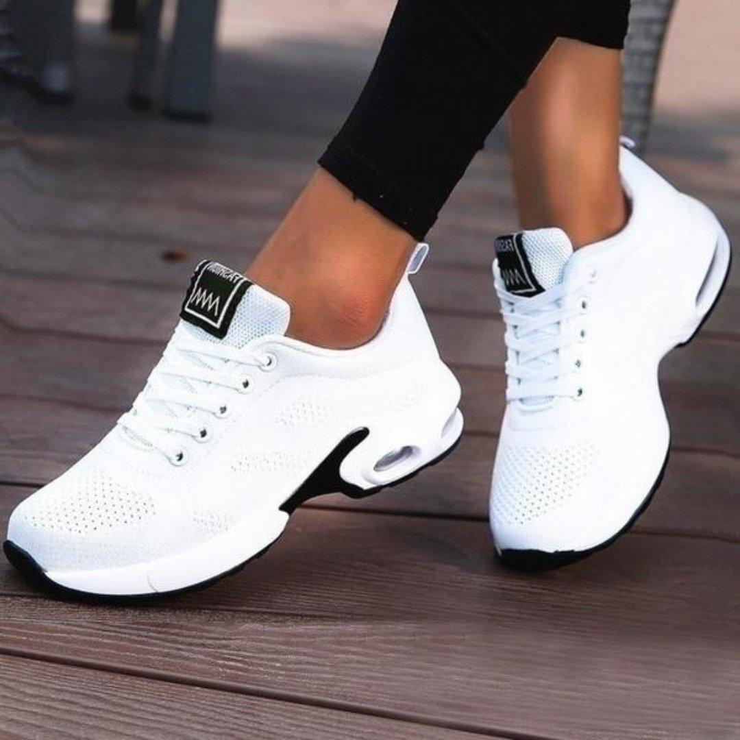 "Lette ortopediske gåsko for kvinner, pustende netting, slip-on design, grå hvite sneakers som tilbyr maksimal komfort."
