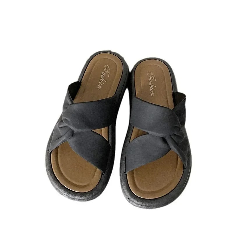Lette, pustende dametøfler for sommerbruk. Sklisikre hjemmesko i komfortabel slip-on stil.
