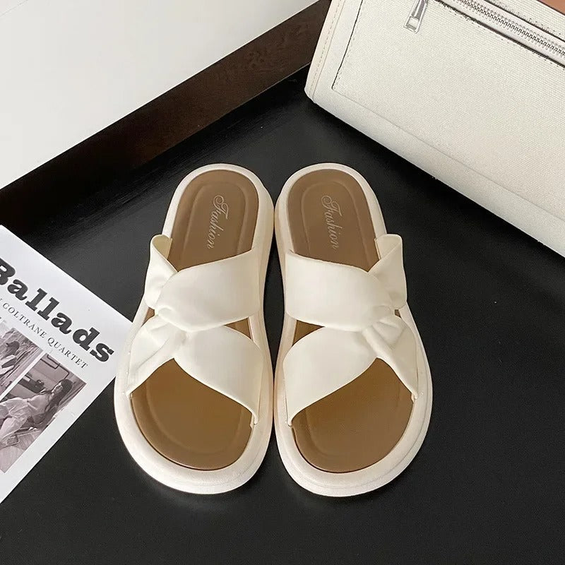 Sommertøfler for kvinner i lett og luftig design. Sklisikre slip-ons som gir komfort hjemme.