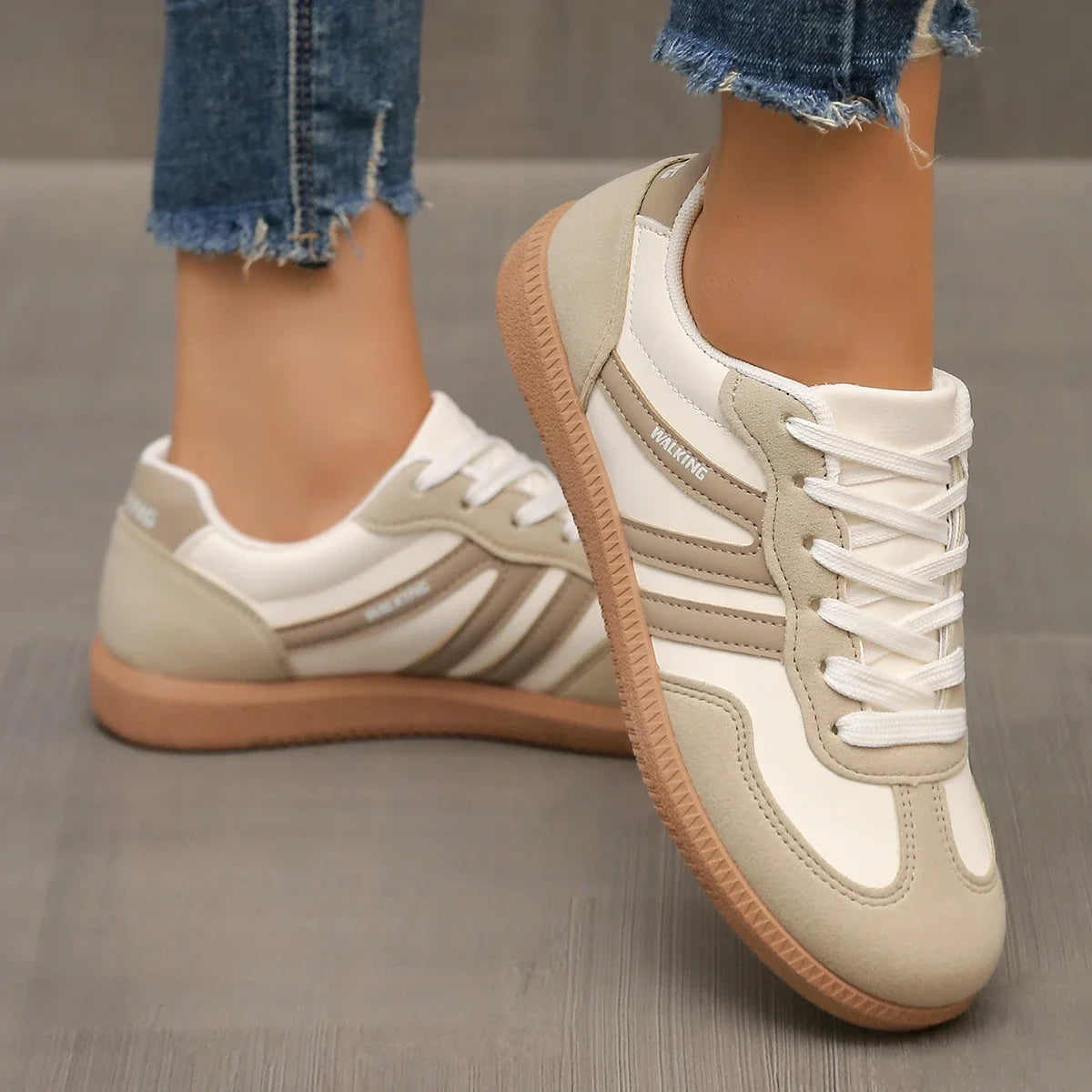 Brun ortopedisk damesneakers med lettvekt design, optimal støtte og komfort for lange turer og hverdagsbruk.