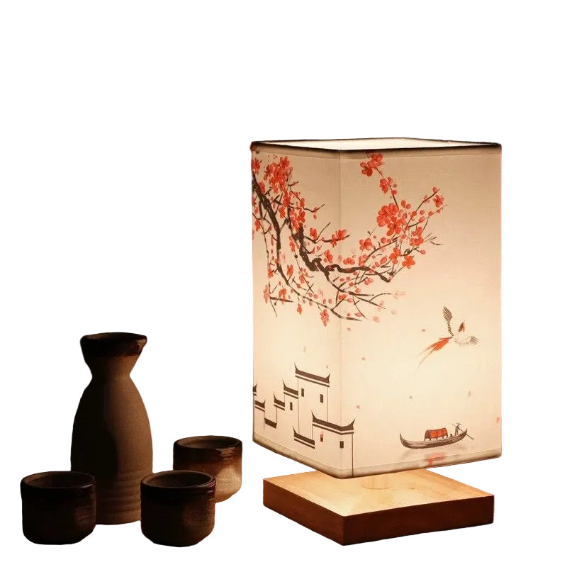 Liten japansk-skandinavisk bordlampe for soverom. Minimalistisk design med bambusfot og myk tekstilskjerm.