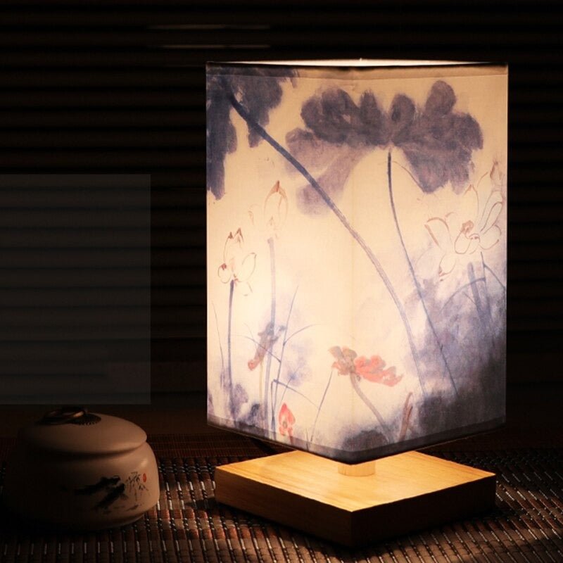 Minimalistisk bordlampe i japansk-skandinavisk stil. Bambusfot og tekstilskjerm skaper varm soveromsbelysning.