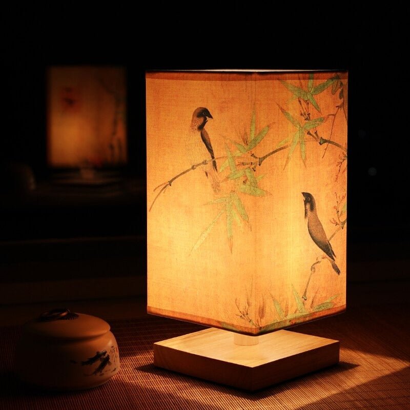 Stilren bordlampe for hjemmedekor. Japansk-skandinavisk inspirert belysning med bambus og hvit tekstilskjerm.