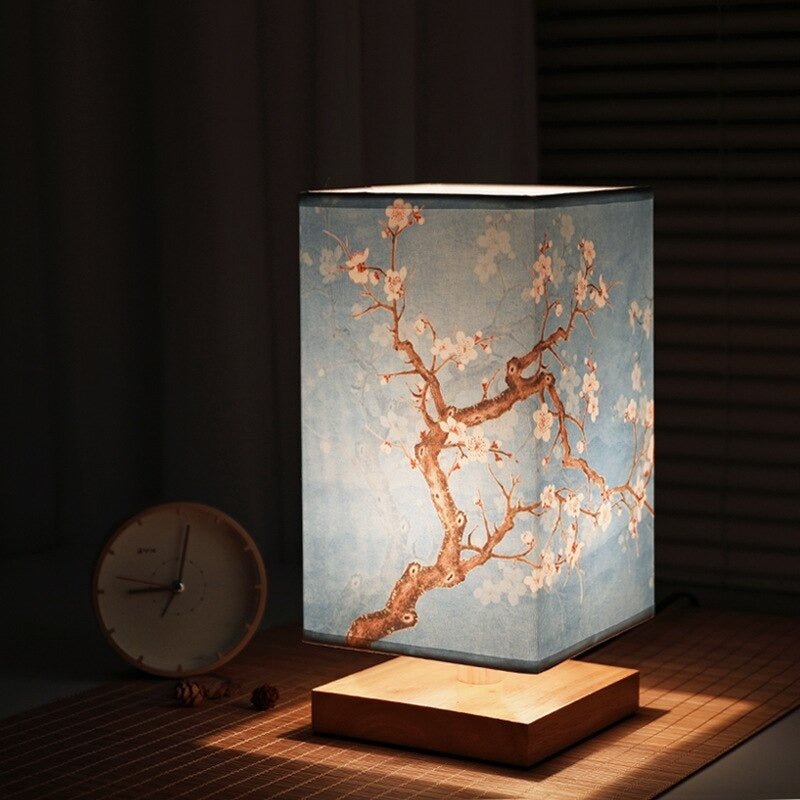 Japansk-skandinavisk bordlampe til soverom. Kombinerer minimalistisk design med naturlig bambus og stoffskjerm.