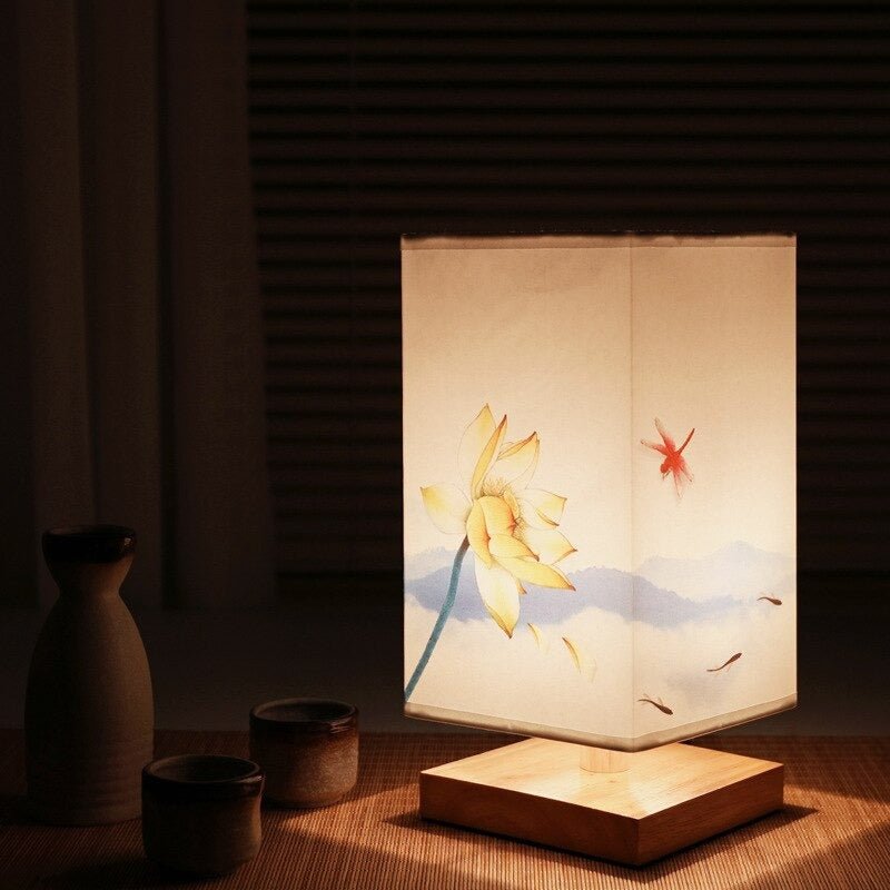 Kompakt bordlampe for soverom. Japansk-skandinavisk belysning, med elementer av bambus og en elegant tekstilskjerm.