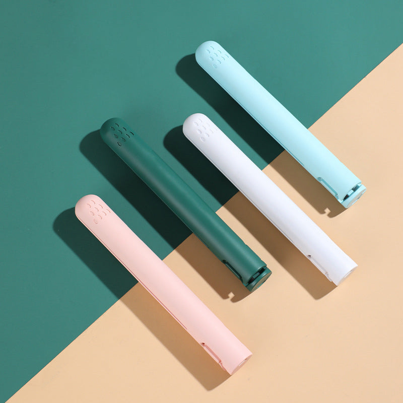 "Liten mini krølltang med keramisk overflate, ideell for både krøllete og rett hår. Bærbar og lett for enkel styling."
