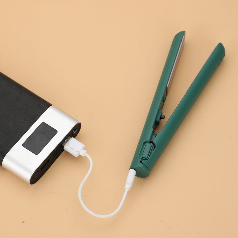 "Liten mini krølltang med keramisk overflate, ideell for både krøllete og rett hår. Bærbar og lett for enkel styling."