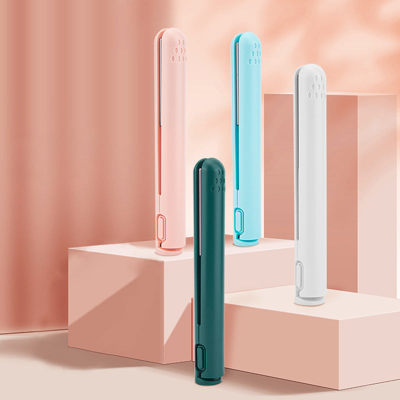 "Liten mini krølltang med keramisk overflate, ideell for både krøllete og rett hår. Bærbar og lett for enkel styling."