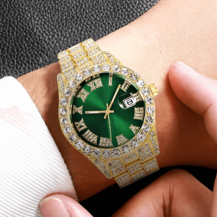 Nærbilde av luksus herreklokke; iced out krystaller fanger lyset. Elegant urskive med romertall.