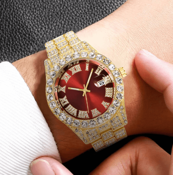 Tidløs herreklokke: iced out med krystaller, romertall og luksuriøs eleganse.
