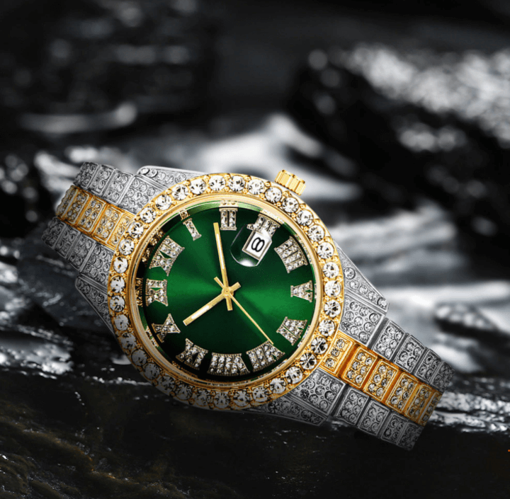 Herreklokke med blendende iced out krystaller og tydelige romertall. Et ikon innen herremote.