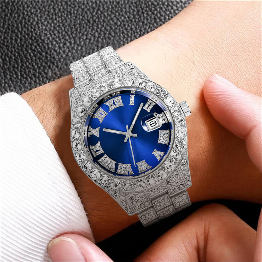 Glansfull iced out herreklokke. Luksus armbåndsur med krystaller og tydelige romertall.
