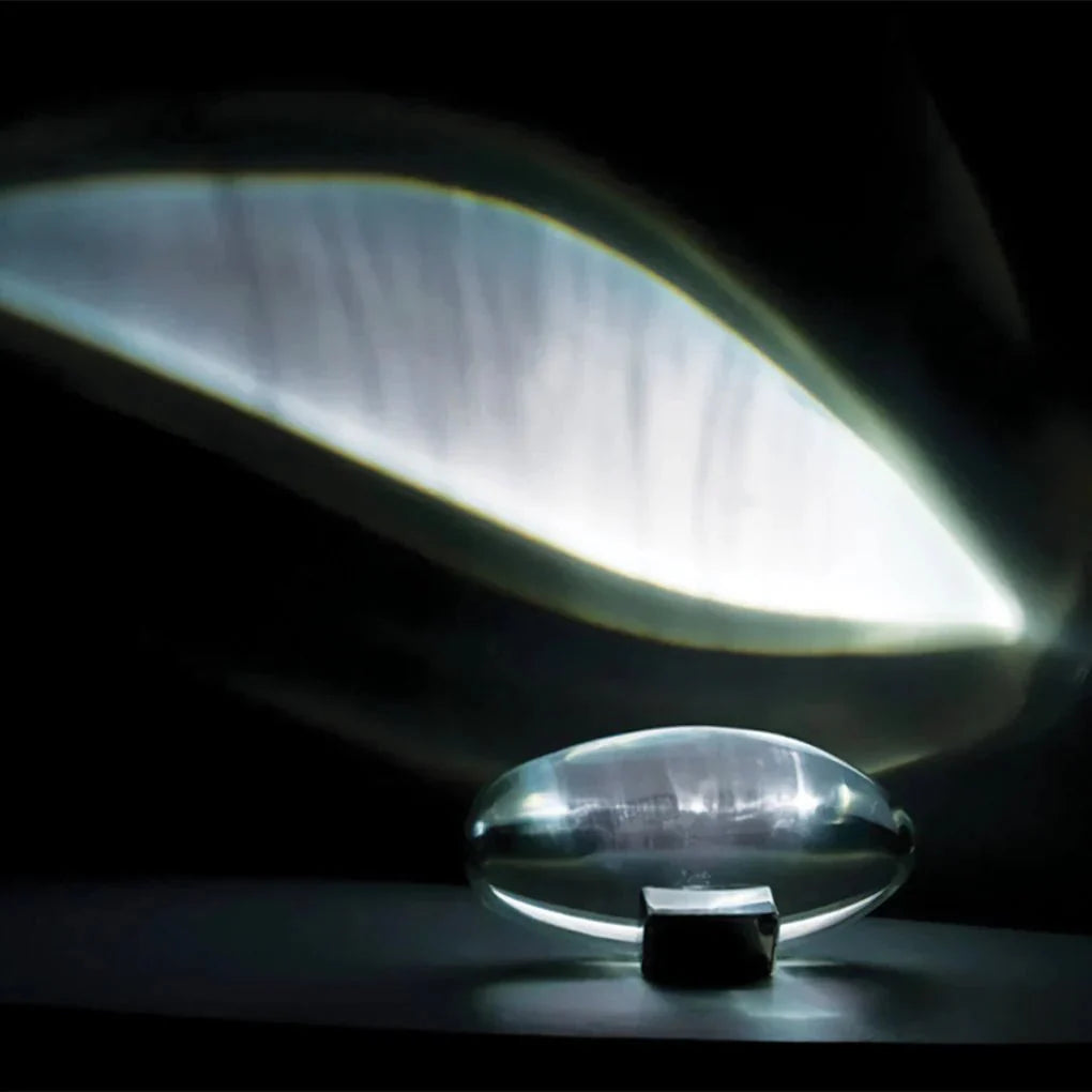 Nærbilde av krystallbordlampe som viser detaljer i design og LED-lysets stjernehimmeleffekt.
