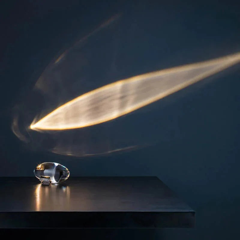Moderne krystallbordlampe med LED, ideell som nattlampe eller dekorasjon, skaper varm atmosfære.