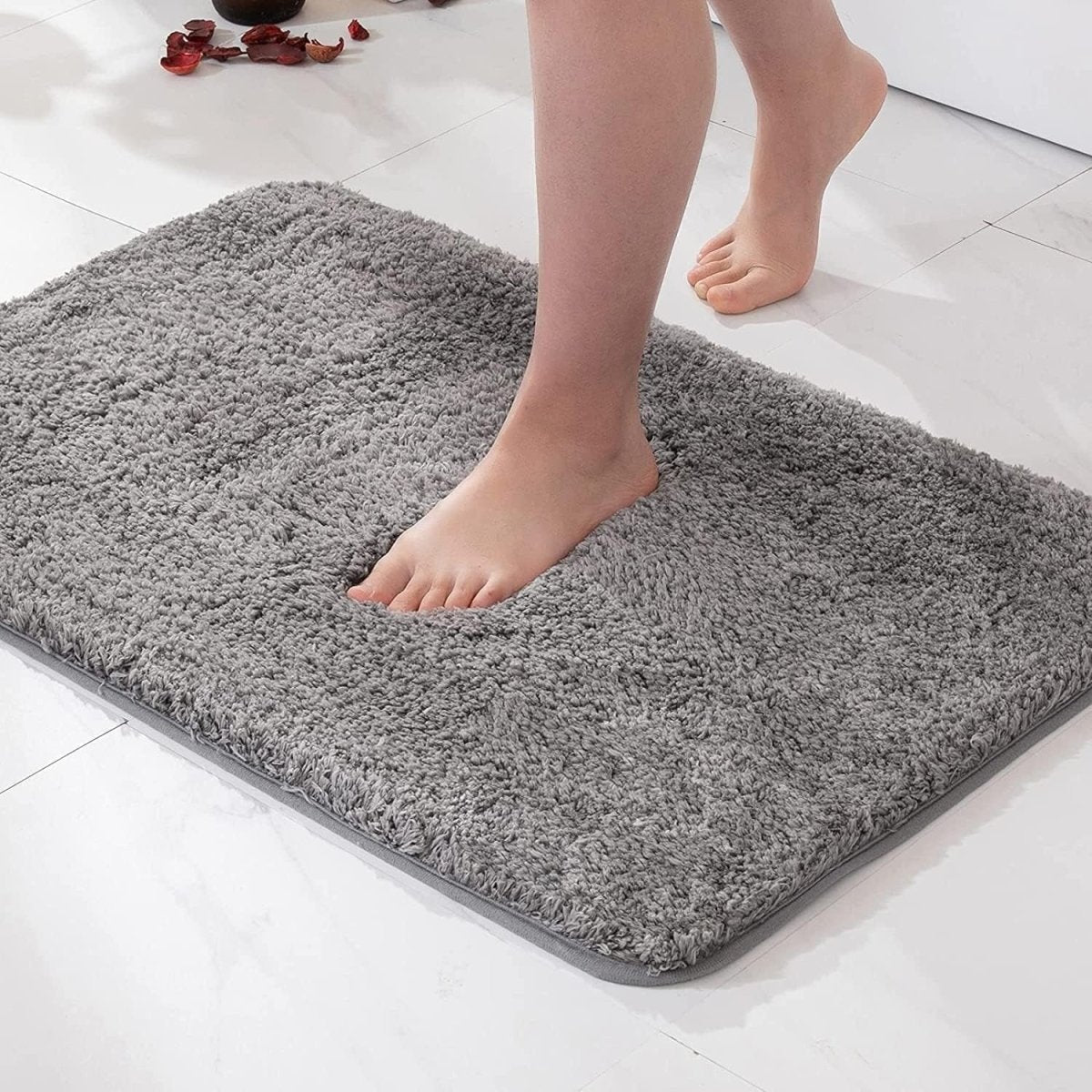 Stilren og vaskbar mikrofiber badematte, perfekt for et moderne baderom. Med antiskli.