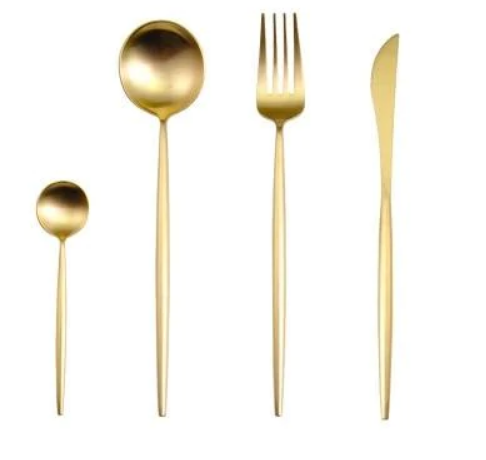 Nærbilde av elegant gull bestikk, rustfritt stål, viser luksuriøs finish og detaljer i settet.