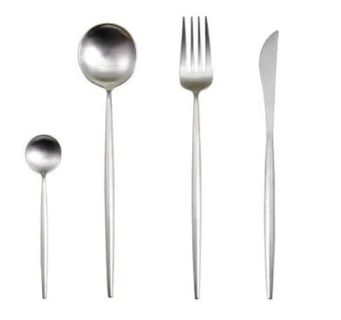 Nærbilde av stilig svart bestikk, rustfritt stål, med matt eller blank finish i settet.