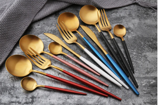 Festbestikksett i rustfritt stål, 24 deler for 6, luksuriøst design for spesielle anledninger.