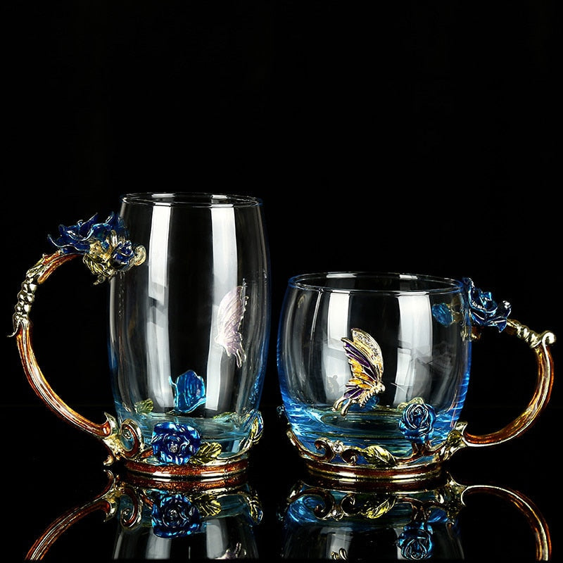 Glansfullt krystallkrus for te og kaffe, prydet med et unikt blått rose motiv. Luksuriøst og funksjonelt.