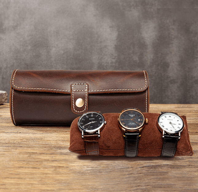 Slitesterkt reiseetui i skinn for 3 armbåndsur. Optimal beskyttelse og organisering av klokker.