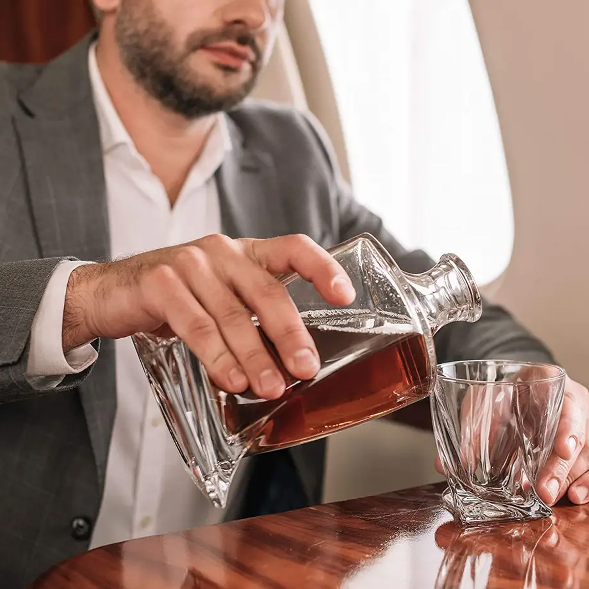 Komplett premium whisky sett: elegant glasskaraffel, 4 whiskyglass og naturlige granitt kjølesteiner for en perfekt drikkeopplevelse.