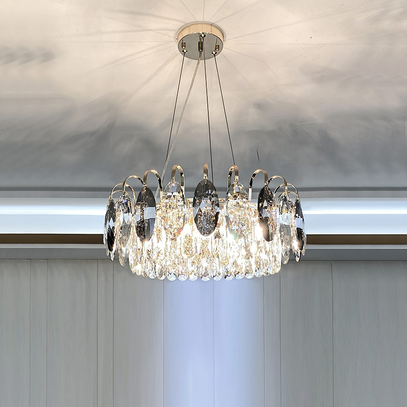 "Luksuriøs K9 krystall lysekrone i elegant design med flerlags krystaller og moderne stil for takbelysning."