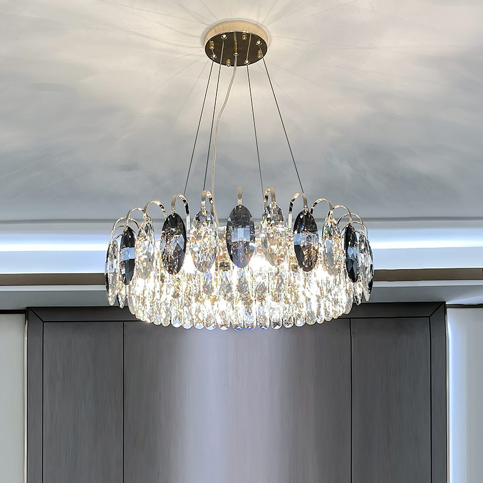"Luksuriøs K9 krystall lysekrone i elegant design med flerlags krystaller og moderne stil for takbelysning."