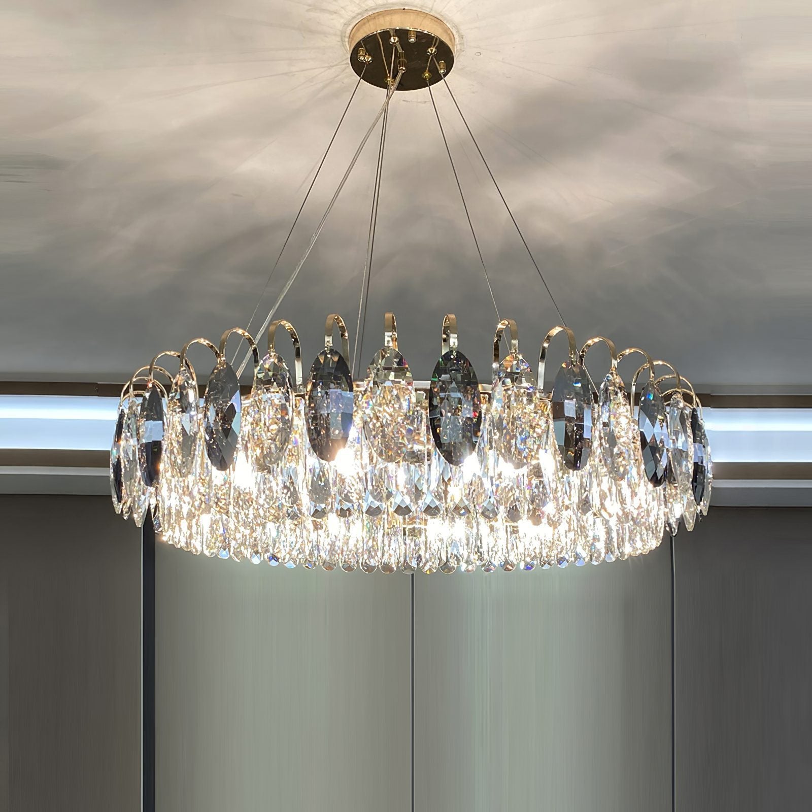 "Luksuriøs K9 krystall lysekrone i elegant design med flerlags krystaller og moderne stil for takbelysning."