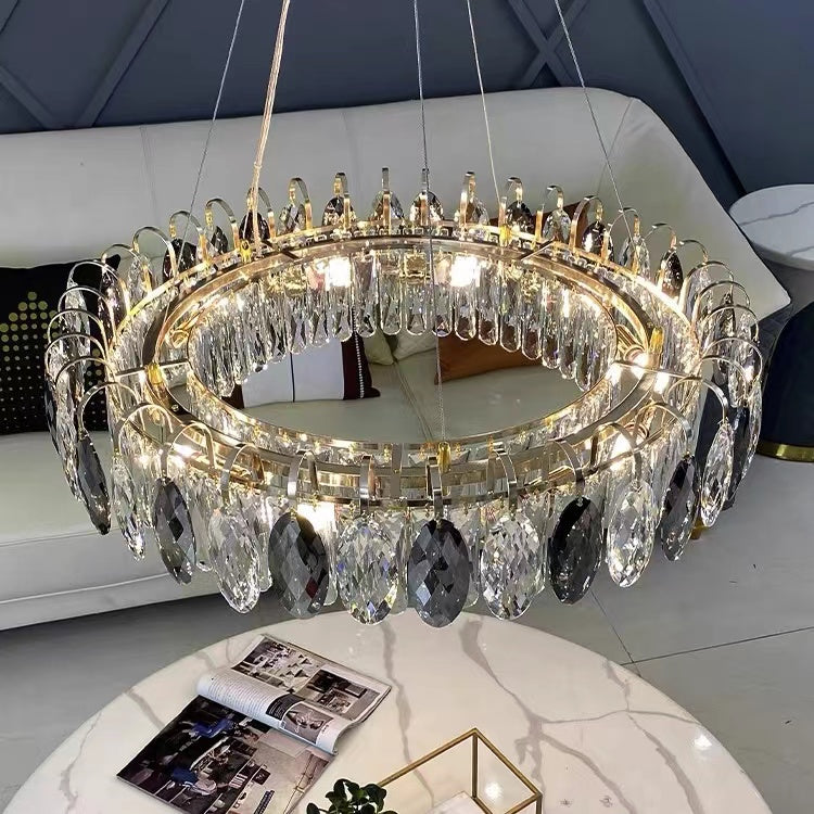 "Luksuriøs K9 krystall lysekrone i elegant design med flerlags krystaller og moderne stil for takbelysning."