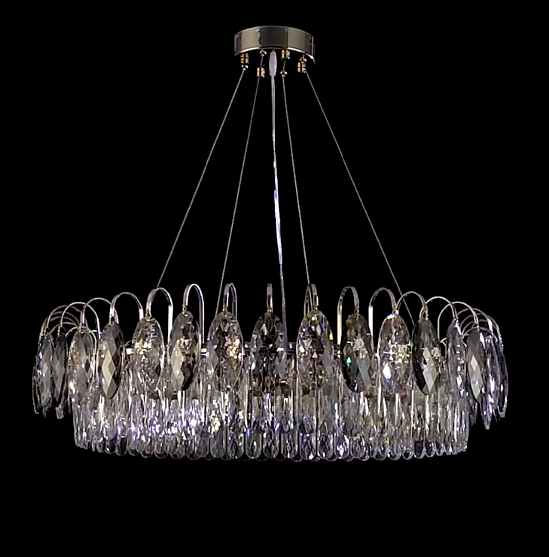 "Luksuriøs K9 krystall lysekrone i elegant design med flerlags krystaller og moderne stil for takbelysning."