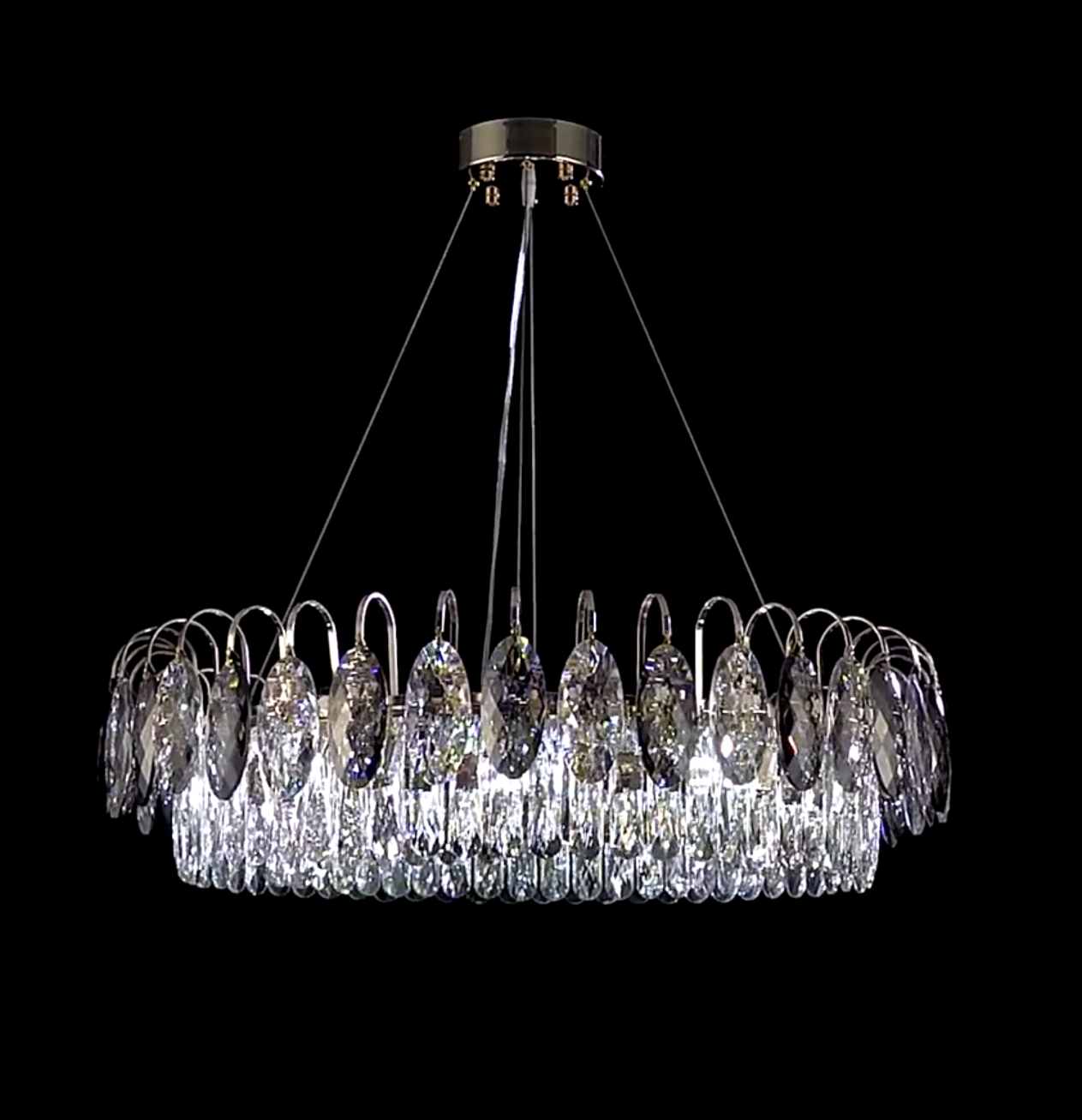 "Luksuriøs K9 krystall lysekrone i elegant design med flerlags krystaller og moderne stil for takbelysning."
