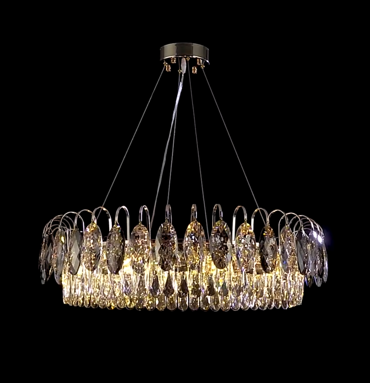 "Luksuriøs K9 krystall lysekrone i elegant design med flerlags krystaller og moderne stil for takbelysning."