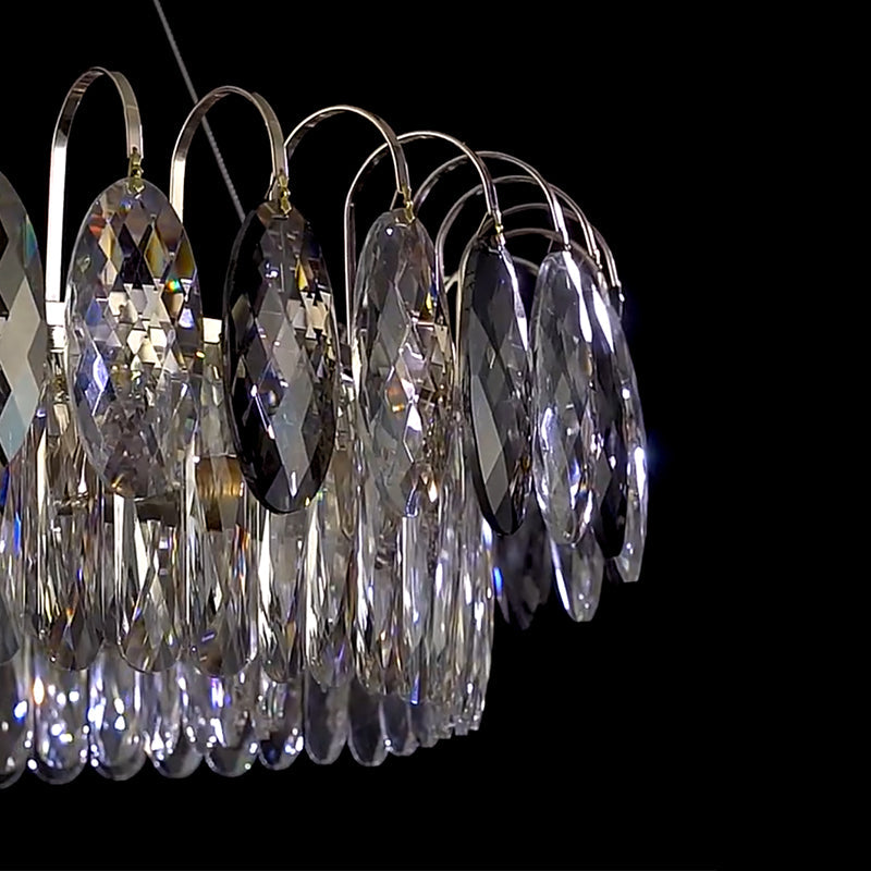 "Luksuriøs K9 krystall lysekrone i elegant design med flerlags krystaller og moderne stil for takbelysning."