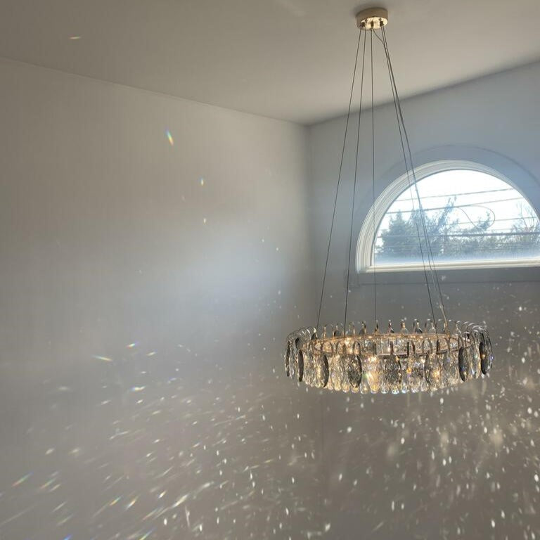 "Luksuriøs K9 krystall lysekrone i elegant design med flerlags krystaller og moderne stil for takbelysning."