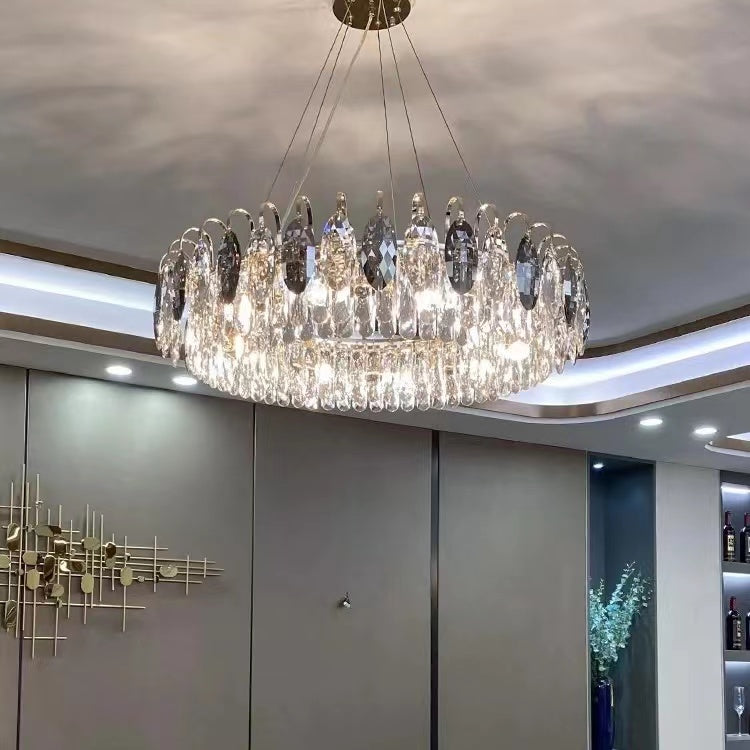 "Luksuriøs K9 krystall lysekrone i elegant design med flerlags krystaller og moderne stil for takbelysning."