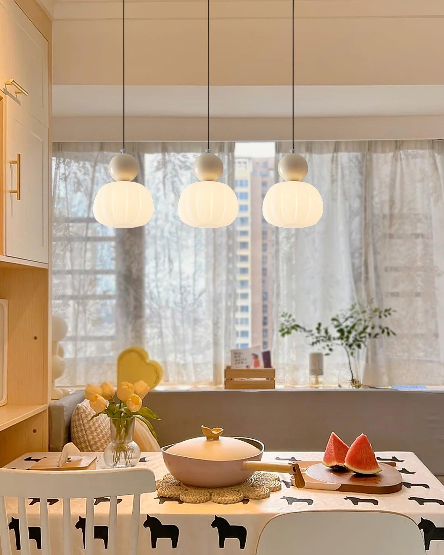 "Luksuriøs pendellampe i gresskarform, dimbar, beige farge, hvit skjerm. Perfekt for soverom og spisestue."
