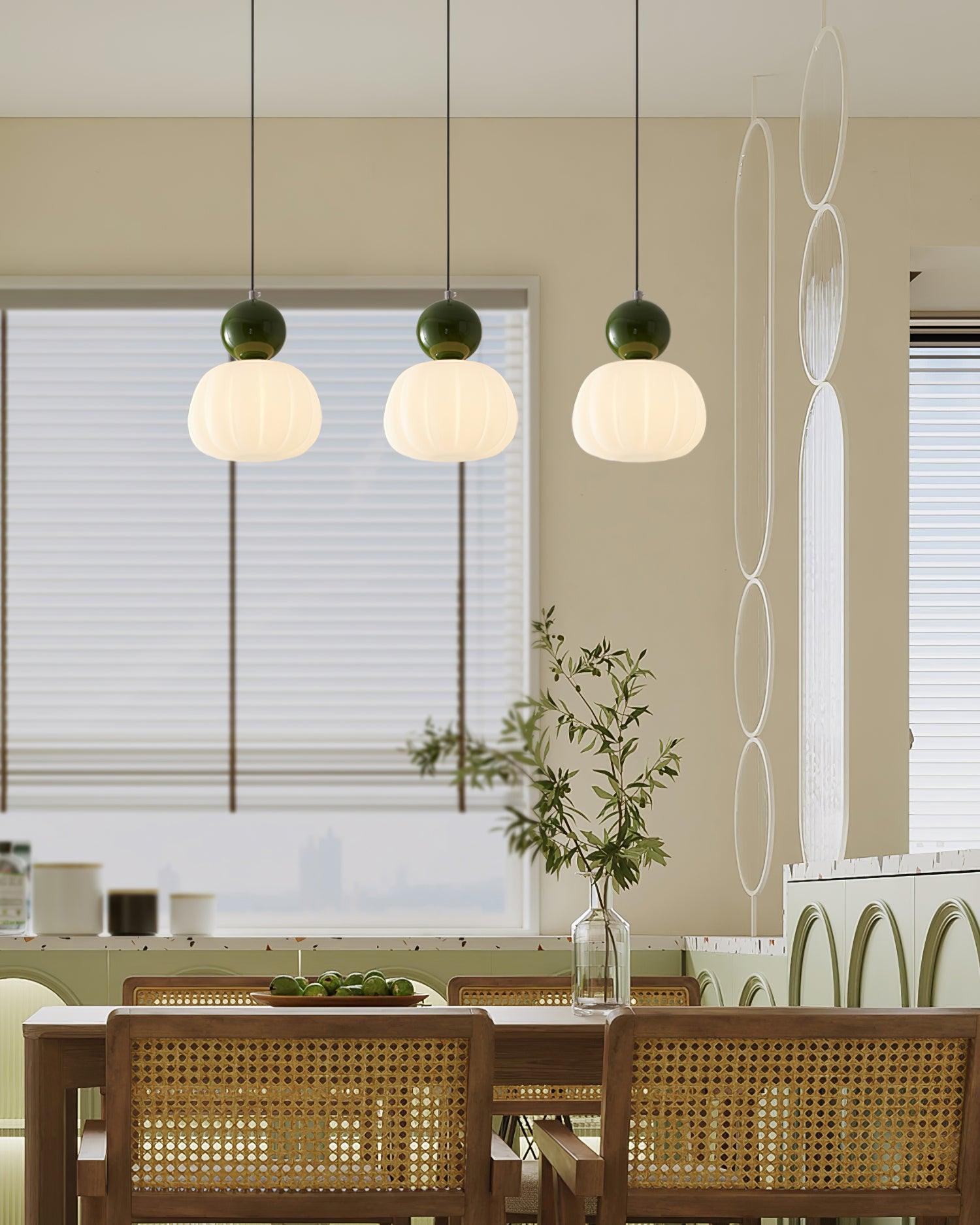 "Luksuriøs pendellampe i gresskarform, dimbar, beige farge, hvit skjerm. Perfekt for soverom og spisestue."