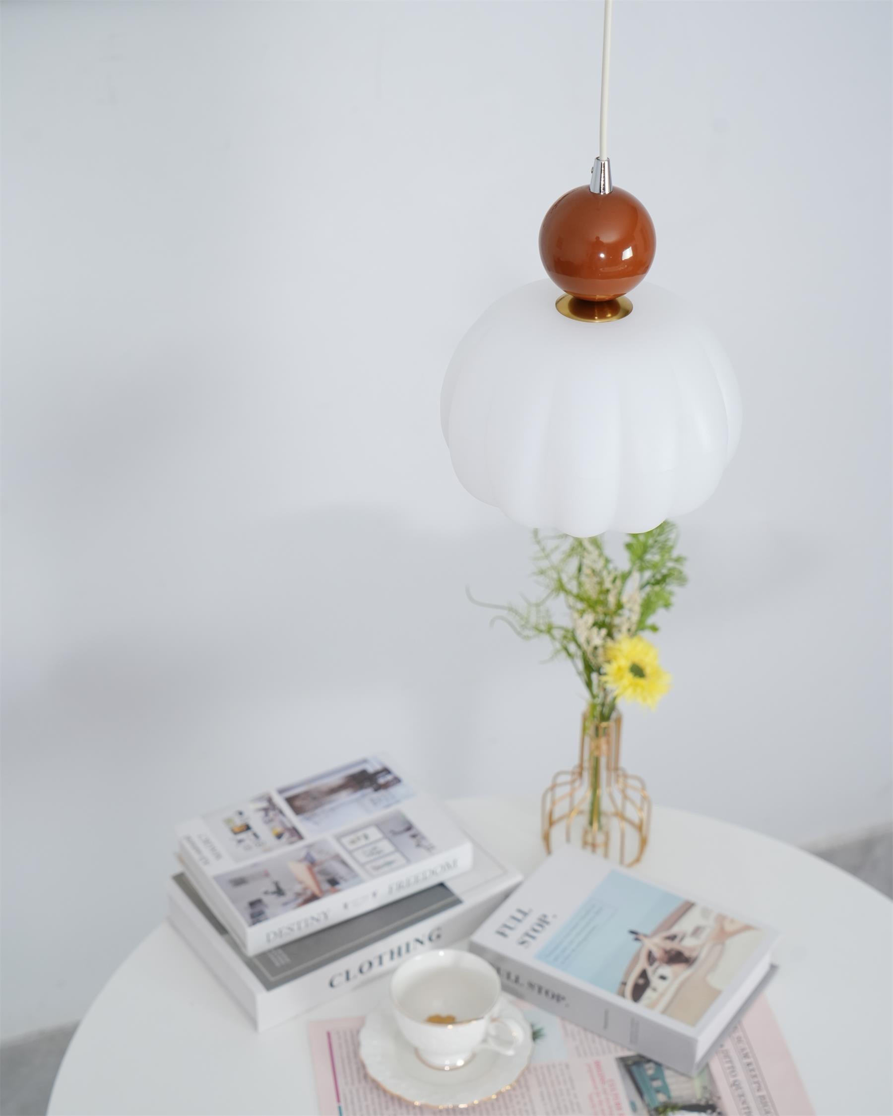 "Luksuriøs pendellampe i gresskarform, dimbar, beige farge, hvit skjerm. Perfekt for soverom og spisestue."
