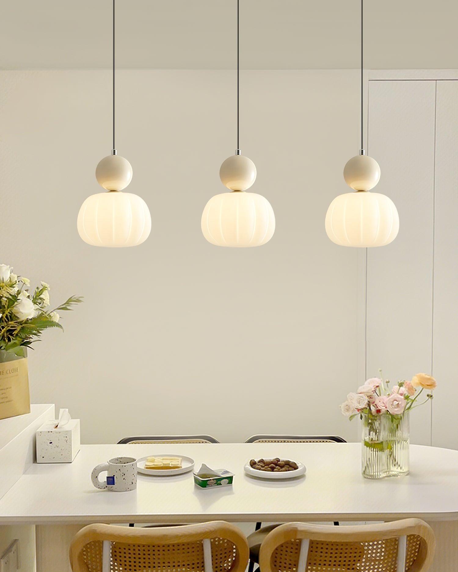 "Luksuriøs pendellampe i gresskarform, dimbar, beige farge, hvit skjerm. Perfekt for soverom og spisestue."