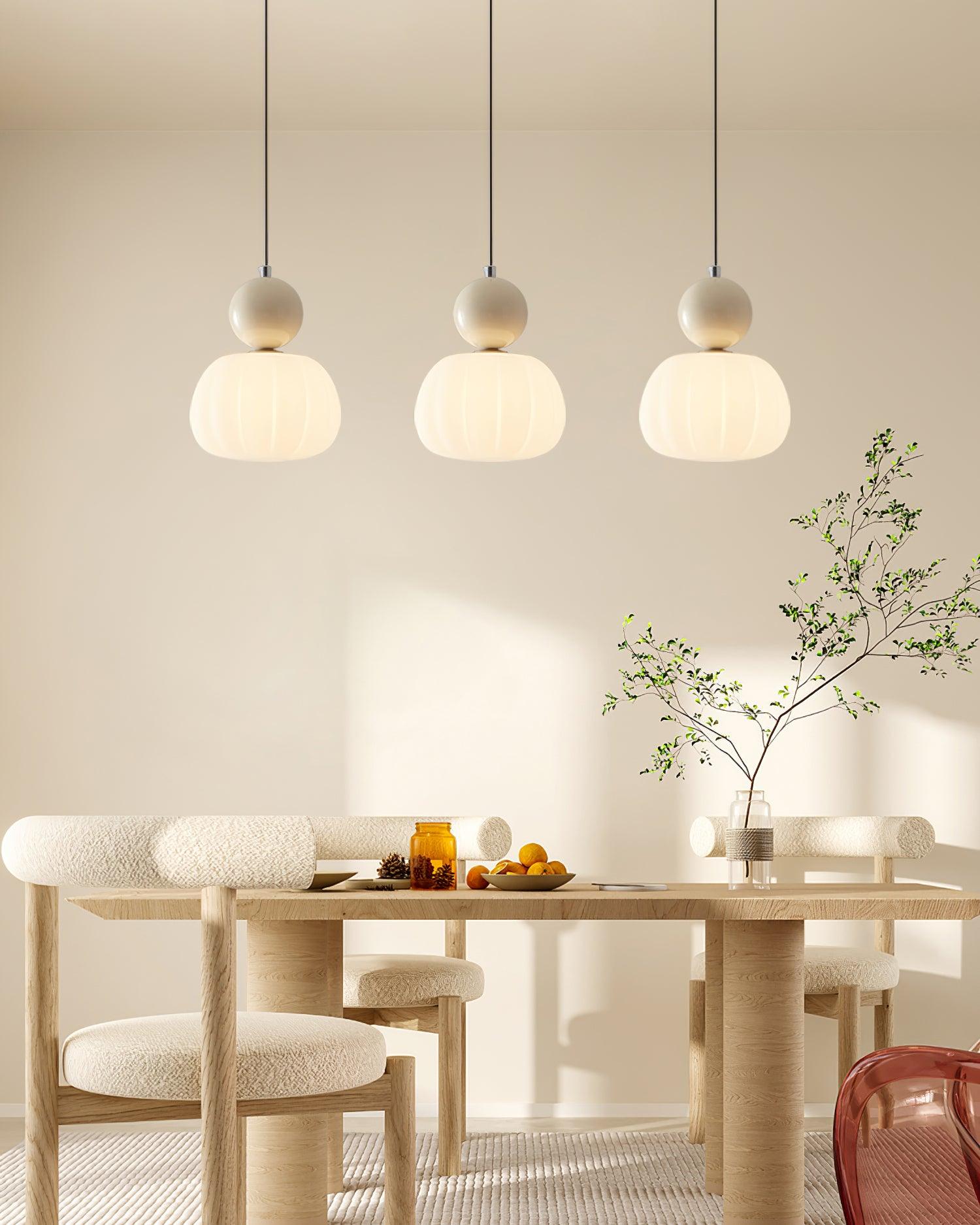 "Luksuriøs pendellampe i gresskarform, dimbar, beige farge, hvit skjerm. Perfekt for soverom og spisestue."