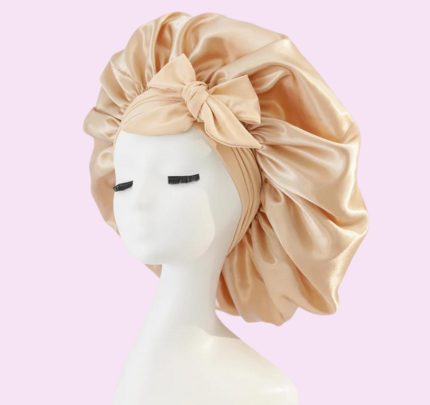 Luksuriøs silke nattlue i rosa med anti-krus passform, elegant design og behagelig for hårbeskyttelse om natten.