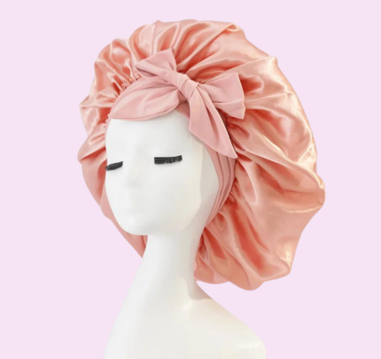Luksuriøs silke nattlue i rosa med anti-krus passform, elegant design og behagelig for hårbeskyttelse om natten.
