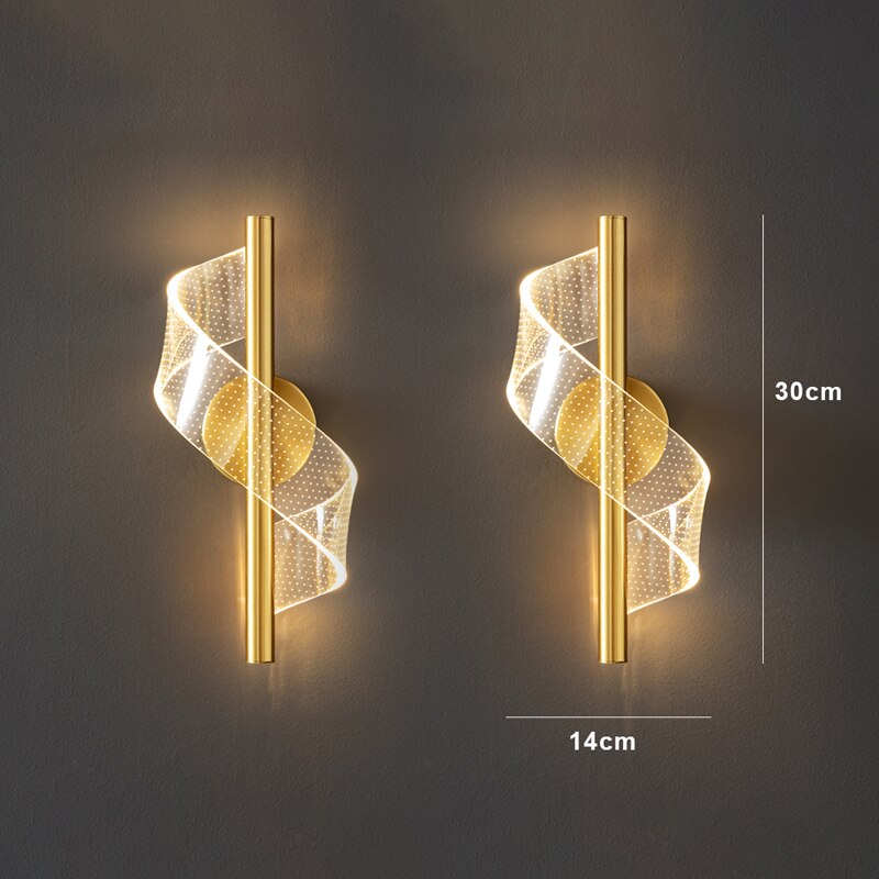 "Luksuriøs vegglampe i glass med moderne LED, elegant kandelaberdesign, gir sofistikert belysning til interiør"