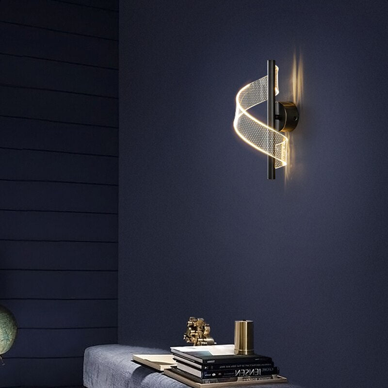 "Luksuriøs vegglampe i glass med moderne LED, elegant kandelaberdesign, gir sofistikert belysning til interiør"