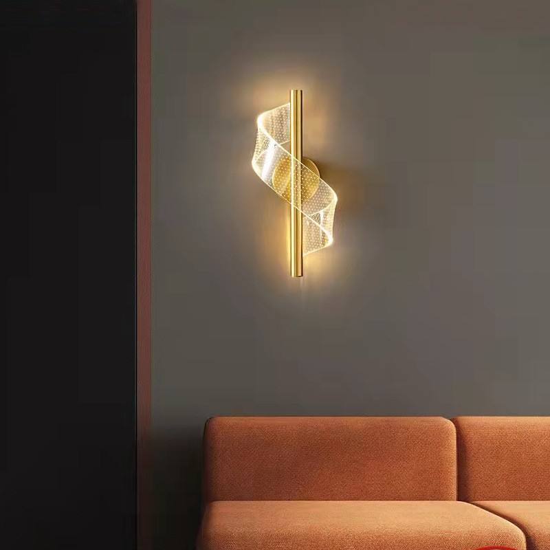 "Luksuriøs vegglampe i glass med moderne LED, elegant kandelaberdesign, gir sofistikert belysning til interiør"