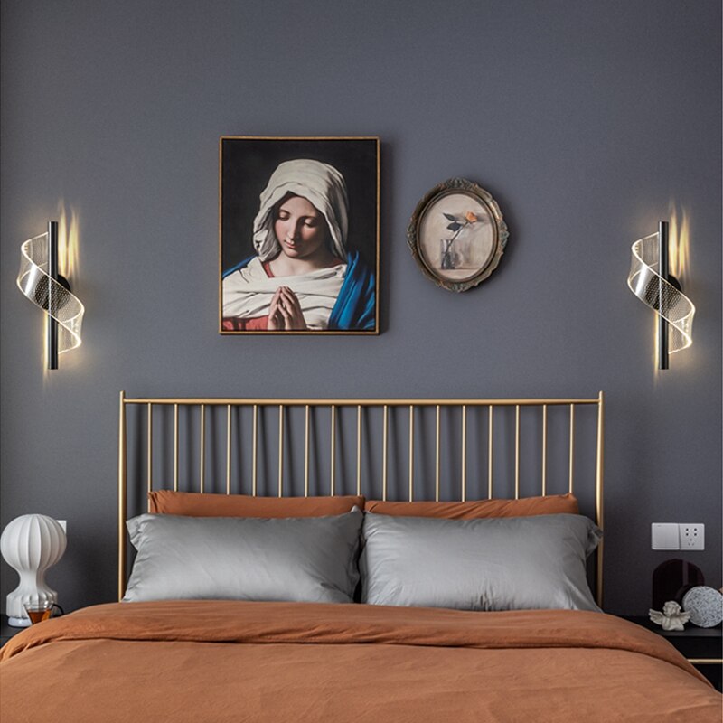 "Luksuriøs vegglampe i glass med moderne LED, elegant kandelaberdesign, gir sofistikert belysning til interiør"