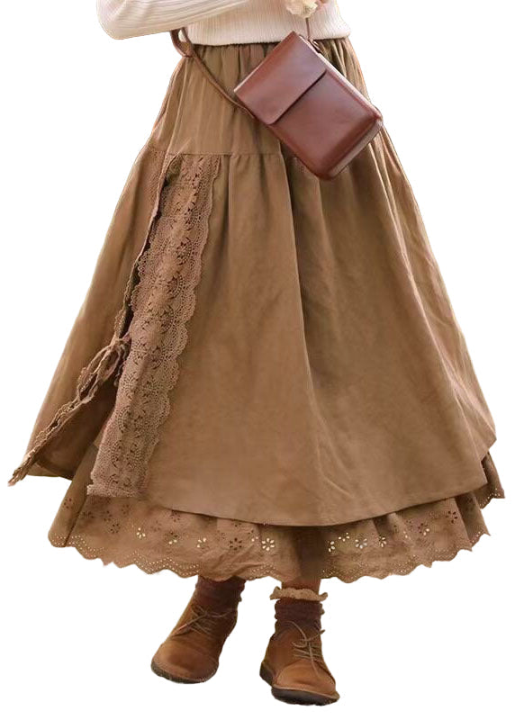 Lys brunt midi kvinneskjørt med lekne blonder og trendy patchwork design, perfekt for vår og sommer.