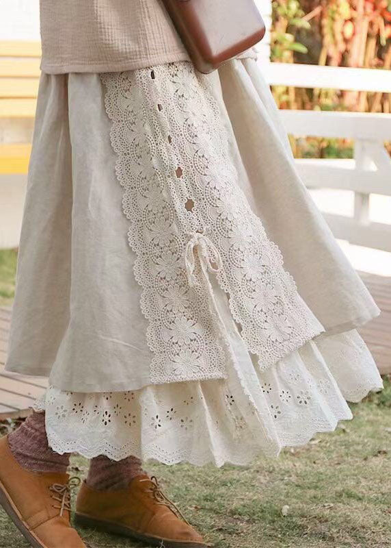 Vår/sommer kvinneskjørt i lys brun med detaljert blondeskjørt og unikt patchwork mønster.