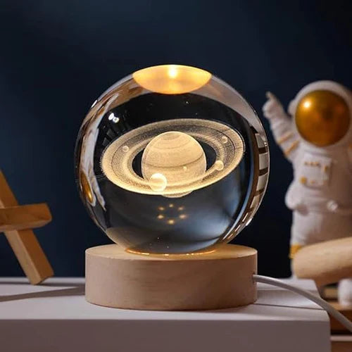 Kosmisk månekrystallkule med LED-lys, en drømmende nattlampe.